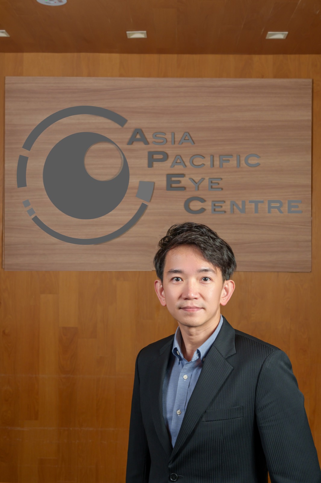 Dr. Wong at Asia Pacific Eye Centre, Gleneagles Hospital